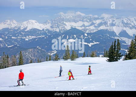 Una famiglia sci alpino su Reiteralm in Stiria, in background Dachstein Mountain, Austria Foto Stock