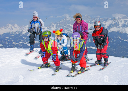 Una famiglia sci alpino su Reiteralm in Stiria, in background Dachstein Mountain, Austria Foto Stock