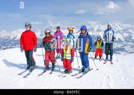 Famiglie sci alpino su Reiteralm in Stiria, in background Dachstein Mountain, Austria Foto Stock