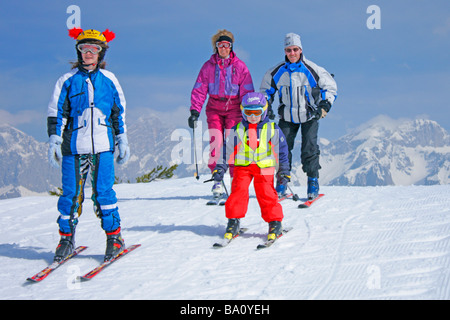 Una famiglia sci alpino su Reiteralm in Stiria, in background Dachstein Mountain, Austria Foto Stock