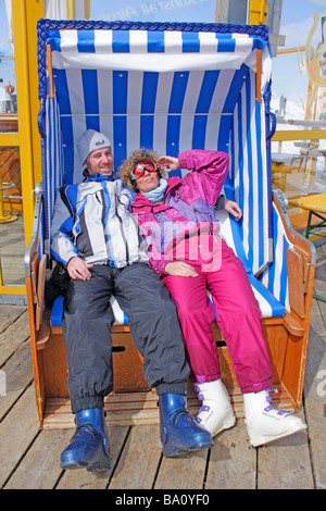Coppia giovane in appoggio in una sdraio sulla spiaggia a Reiteralm in Stiria, Austria Foto Stock