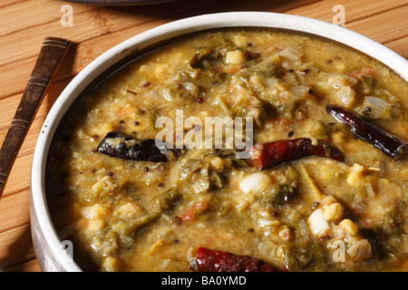 Akukura pappu è un piatto vegetariano che è fatta di bengala grammo dal e foglie verdi come palak, spinaci, methi Foto Stock