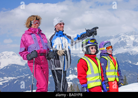 Una famiglia sci alpino su Reiteralm in Stiria, in background Dachstein Mountain, Austria Foto Stock