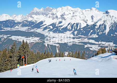 Lo sci alpino nella parte anteriore del Dachstein Mountain, Stiria, Austria Foto Stock