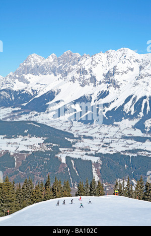 Lo sci alpino nella parte anteriore del Dachstein Mountain, Stiria, Austria Foto Stock