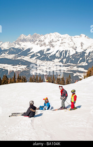 I giovani sciatori alpini avente una pausa nella parte anteriore del Dachstein montagna, Planai, Stiria, Austria Foto Stock