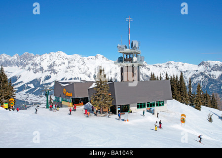 Stazione a monte del sollevamento gondula di Planai, sullo sfondo montagna Dachstein, Stiria, Austria Foto Stock