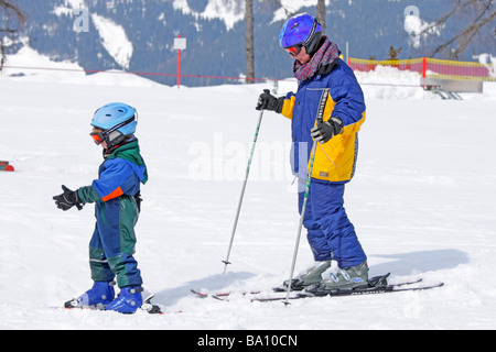 Una famiglia sci alpino su Reiteralm in Stiria, Austria Foto Stock