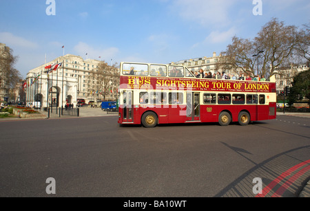 Un turista open top sightseeing tour bus passa di fronte a Marble Arch nella città di Londra Regno Unito Foto Stock