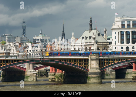 Treni in prima capitale collegare livrea a blackfriars stazione ferroviaria di London Inghilterra England Foto Stock