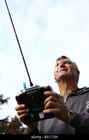 Senior uomo modello di volo aereo Foto Stock