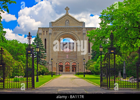 La facciata della San Bonifacio cattedrale nel vecchio Quartiere Francese di San Bonifacio nella città di Winnipeg Manitoba Canada. Foto Stock