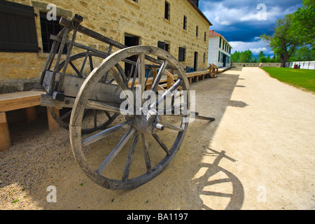 Carro al di fuori del Furloft Saleshop costruito nel 1831 in basso a Fort Garry un sito storico nazionale Selkirk Manitoba Canada Foto Stock