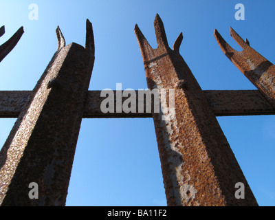 In alto di rusty palizzata recinto di sicurezza Foto Stock