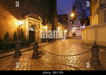 St Jacob, o St James', Cattedrale cattolica romana, Riga, Lettonia. Sullo sfondo le case sono noti come i tre fratelli. Foto Stock