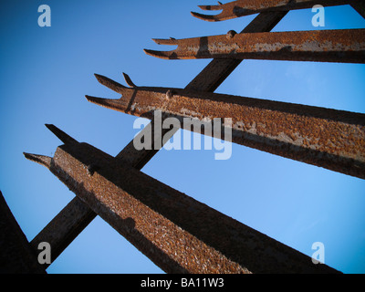 In alto di rusty palizzata recinto di sicurezza Foto Stock