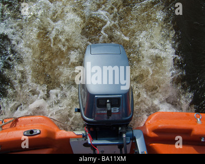 Motore fuoribordo motore sul motoscafo, in acqua mostra di lavaggio che provoca danni a riverbank Foto Stock