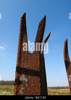 In alto di rusty palizzata recinto di sicurezza Foto Stock