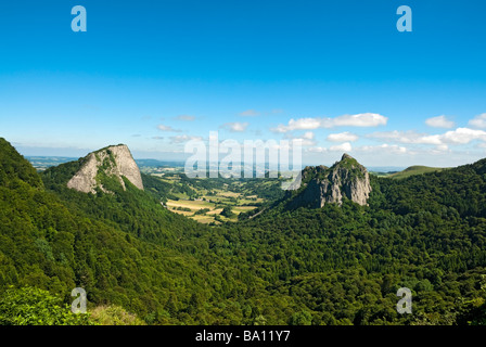 Les Roche Tuiliere et Sanadoire valle glaciale Auvergne Francia Foto Stock