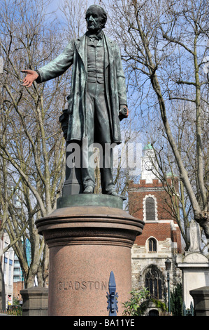 Statua storica che ricorda William Gladstone fuori dalla Chiesa di St Mary Bow mani daubed con vernice rossa Tower Hamlets East Londra Inghilterra Regno Unito Foto Stock