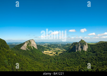 Les Roche Tuiliere et Sanadoire valle glaciale Auvergne Francia Foto Stock