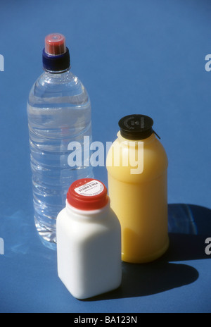 Contenitore in plastica acqua in bottiglia di succo di arancia bevanda di latte da bere vay varie dimensioni chiara freddo smerigliato guarnizione tappo di sicurezza alimentare per la salute Foto Stock