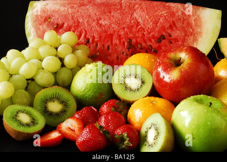 Colorato gruppo fresco di frutta per una dieta equilibrata su sfondo nero Foto Stock