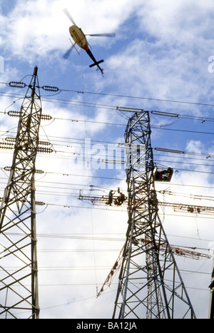 Elicottero antenna del trinciatore gru sollevare la parte alta sopra oltre ad alta potenza tenstion filo elettrico cavo di linea torre specialità di pericolo Foto Stock