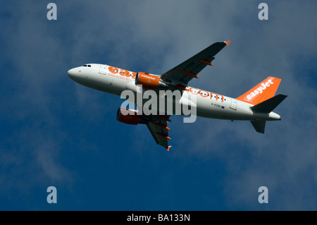 Un Easy Jet Boeing 737 decolla dall'aeroporto di Gatwick West Sussex Foto Stock