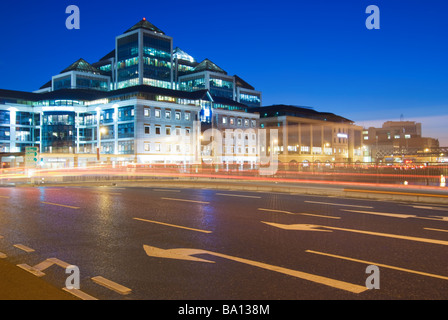 Rush Hour i flussi di traffico mediante il volto moderno di Dublino a George's Quay Irlanda Foto Stock