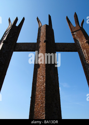 In alto di rusty palizzata recinto di sicurezza Foto Stock