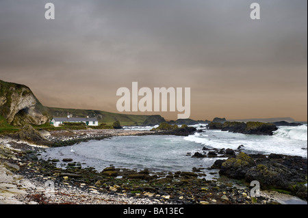 Il porto di Ballintoy su un tetro inverno del giorno, North Antrim Coast, County Antrim, Irlanda del Nord Foto Stock