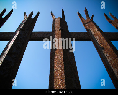 In alto di rusty palizzata recinto di sicurezza Foto Stock