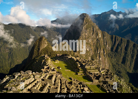 Il Perù MACHU PICCHU visualizzazione classica del Machu Picchu a sunrise dal custode del capanno con Huayna Picchu in background Foto Stock