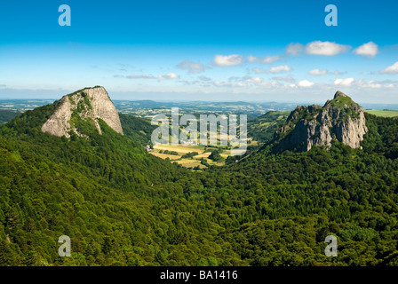 Les Roche Tuiliere et Sanadoire valle glaciale Auvergne Francia Foto Stock