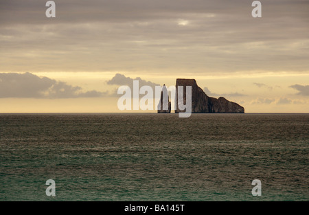 Kicker Rock al tramonto da Cerro Brujo Beach, San Cristobal Island, Isole Galapagos, Ecuador, Sud America Foto Stock