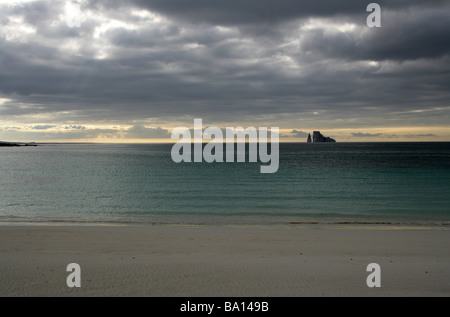 Kicker Rock al tramonto da Cerro Brujo Beach, San Cristobal Island, Isole Galapagos, Ecuador, Sud America Foto Stock