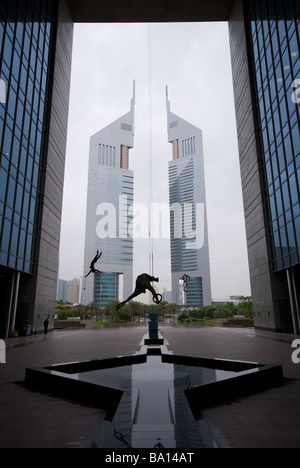 Emirates Towers come si vede dal DIFC Dubai Foto Stock