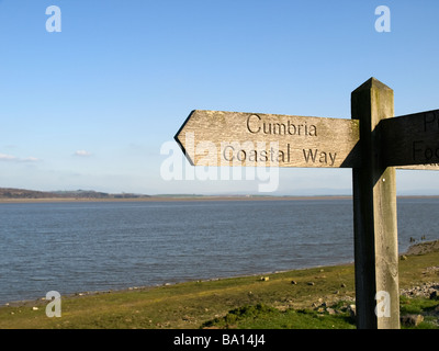 Cartello in legno per gli escursionisti che mostra la Cumbria via costiera lunga distanza percorso a piedi sul canale Ulverston Foto Stock