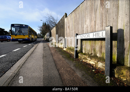 Un bus con un Autista sotto istruzione passa un cartello stradale a CUMNOR HILL a Oxford Regno Unito Foto Stock