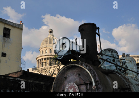 Il vecchio treno a vapore & Capitolio, Cuba Foto Stock