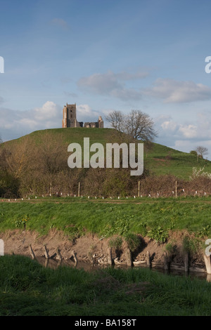 Vista del Burrow Mump in prima serata con il fiume Parrett nuovi membri in primo piano a sinistra in camera per uno spazio di copia Foto Stock