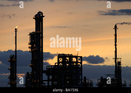 Fumo e fiamme billow da camini presso la raffineria petrolchimica a Grangemouth, Falkirk District, Scozia Foto Stock