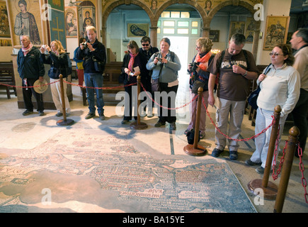 I turisti che cercano a Madaba della Terra Santa, la chiesa di St George, Madaba, Giordania Foto Stock