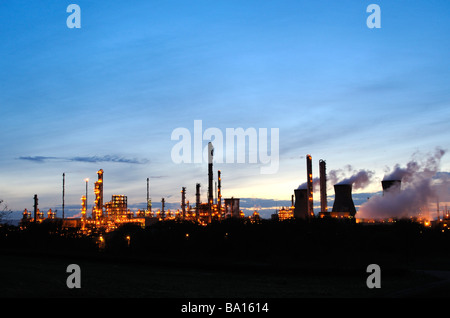 Flutti di vapore da torri di raffreddamento presso la raffineria petrolchimica a Grangemouth, Falkirk District, Scozia Foto Stock