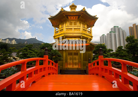 La Dinastia Tang Cinese in stile tempio d'oro rosso con ponte in legno noto come Padiglione di assoluta perfezione Lotus Pond a Nan Lian Foto Stock