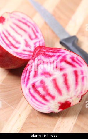 Chioggia barbabietole affettare sul bordo di taglio Foto Stock