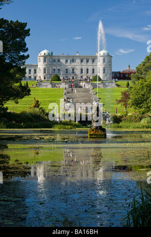 Al Powerscourt Gardens. La al Powerscourt mansion dal pool riflettente e una fontana in fondo al giardino. Foto Stock