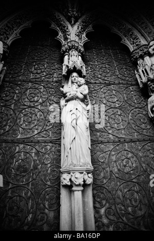 Statua di Maria e Gesù presso l'ingresso principale a Lichfield Cathedral. Lichfield, Staffordshire, Regno Unito. Foto Stock