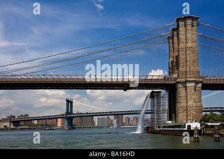 Una vista di Brooklyn e ponti di Manhattan sull'East River con il New York City cascate Foto Stock